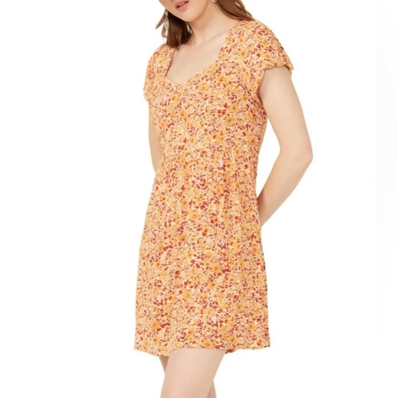 LunaChix Floral print dress with an open back - Picture 1 of 7